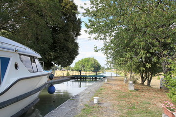 Péniche devant l'écluse.