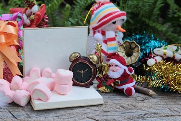 Obraz premium Celebrate Christmas decoration with pink heart marshmallow.