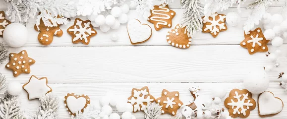 Gordijnen Kerstkoekjes met dennentakken © Pasko Maksim 