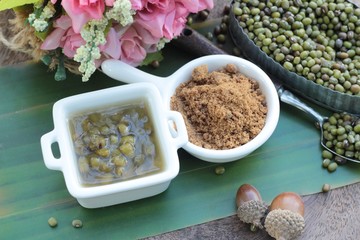 Boiled green bean in syrup is delicious.