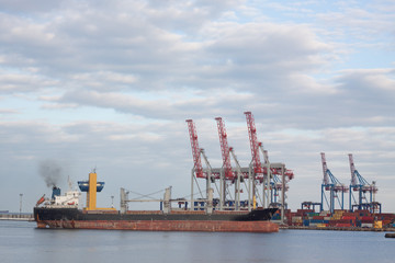Naklejka premium bulck ship and cranes 