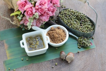 Boiled green bean in syrup is delicious.