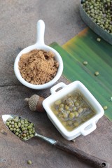 Boiled green bean in syrup is delicious.