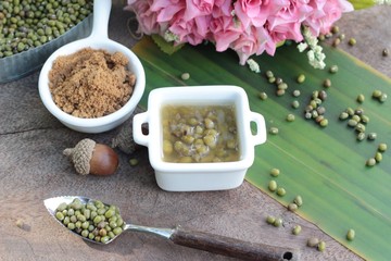 Boiled green bean in syrup is delicious.