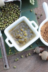 Boiled green bean in syrup is delicious.