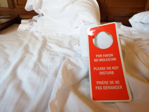 Cartel de hotel con la leyenda de no molestar en varios idiomas
