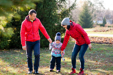 The family walks in the Park in autumn