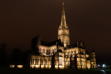 Obraz premium Salisbury Cathedral at night. Tallest spire in the UK on Anglican cathedral in early English architectural style, in Wiltshire, England