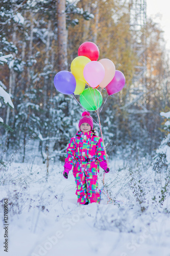 russkimi-pop-devushka-hodit-s-sharikami-zhenshini