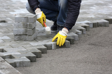 Paving stone worker - obrazy, fototapety, plakaty