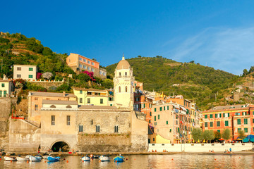 Naklejka premium Vernazza. Starożytna włoska wioska na wybrzeżu Morza Śródziemnego.