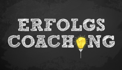 Tafel Kreidetafel Schild mit Erfolgscoaching Businesscoaching Glühbirne Idee