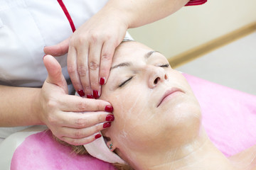 Fototapeta premium Process of massage and facials in beauty salon