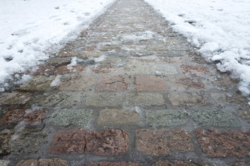 Gehweg aus Kopfsteinpflaster im Winter