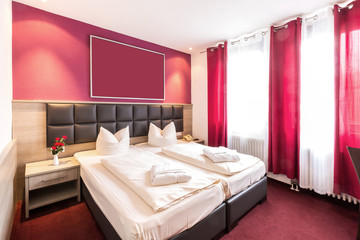 Doppelbett mit roter Dekoration