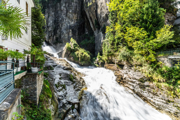 Bad Gasteiner Wasserfall fließt mitten durch die Altstadt