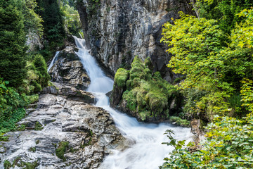 Fototapeta premium Tobender Wasserfall in Bad Gastein im Salzburger Land - in Langzeitbelichtung