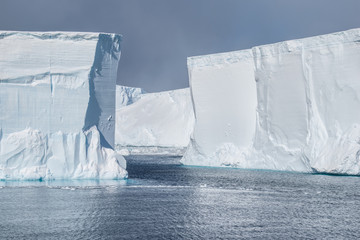 Tafeleisberge im antarktischen Sund