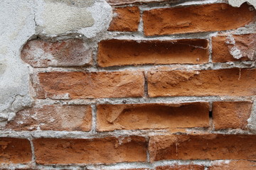 Mattoni e cemento usurati dal tempo