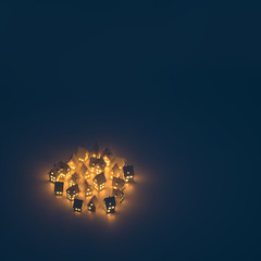 hell erleuchtetes Dorf in der Dunkelheit 