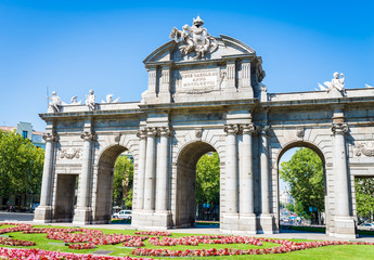 Obraz premium Alcala Gate (Puerta de Alcala) - Monument in the Independence Square in Madrid, Spain