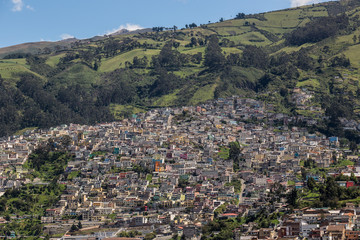 Fototapeta na wymiar Buntes Viertel am Fuße des Pichinchas; Quito, Ecuador