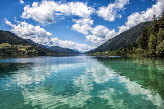 Wolken spiegeln sich im Weissensee
