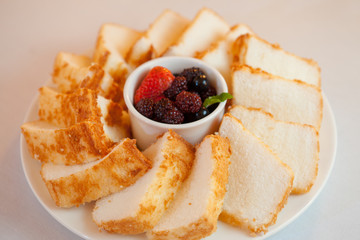 Poundcake with fresh berries