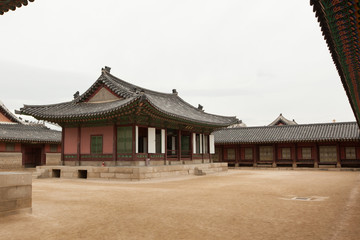 Fototapeta premium Temple and courtyard, Gyeongbokgung Palace, Seoul, South Korea.