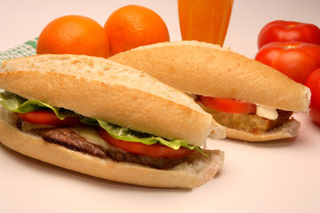 Bocadillos de carne , bocadillos de tortilla.