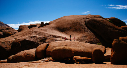 Wanderer auf einem großen Felsen, Spitzkoppe Nature Reserve, Erongo, Namibia