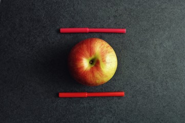 リンゴと赤いペン.
