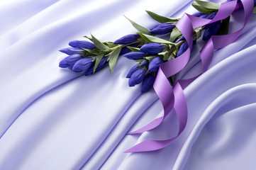 薄い紫色のサテンと竜胆とリボン