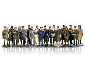 Оловянные солдатики в форме времён Второй мировой войны на белом фоне
