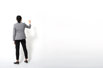 白い壁に何かを書く日本人女性