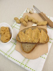 Brot mit Erdnussbutter