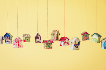 Fir tree decoration: handmade houses with Christmas ornaments