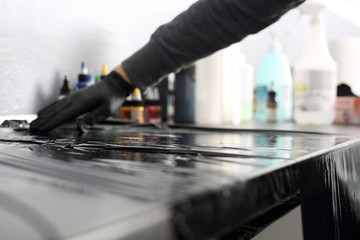 Salon tatuażu, profesjonalnie przygotowane miejsce pracy.