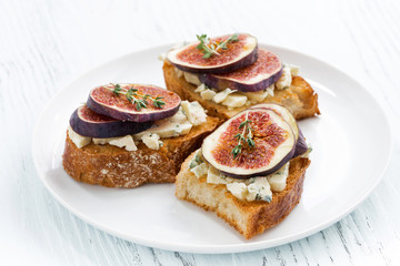 toast with figs and blue cheese