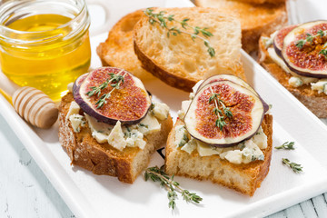 toasts with figs, honey and blue cheese