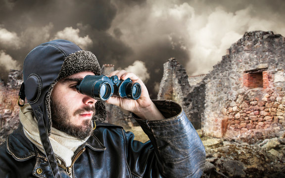 Soldato Con Binocolo In Mezzo Alle Rovine