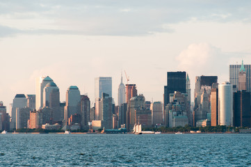 Obraz premium Manhattan skyline from bay just before sunset