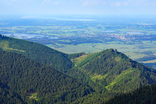 Blick vom Laber auf die AMMERGAUER ALPEN Richtung Murnau/Starnberger See ( Bayern ) 