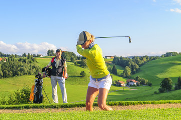 Golferin beim Spiel aus dem Bunker