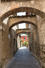 Obraz premium Picturesque narrow town street in Sirmione, Lake Garda Italy.