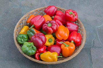 Weidenkorb mit bunten Paprikaschoten