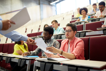 Obraz premium teacher giving tests to students at lecture