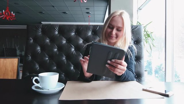 Beautiful business woman use tablet in the cafe