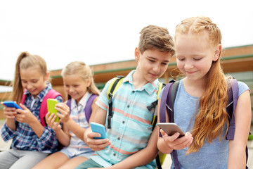 elementary school students with smartphones