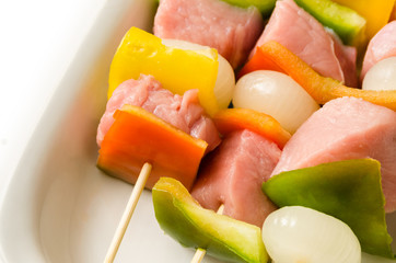 Spiedini di carne fresca di maiale e verdure